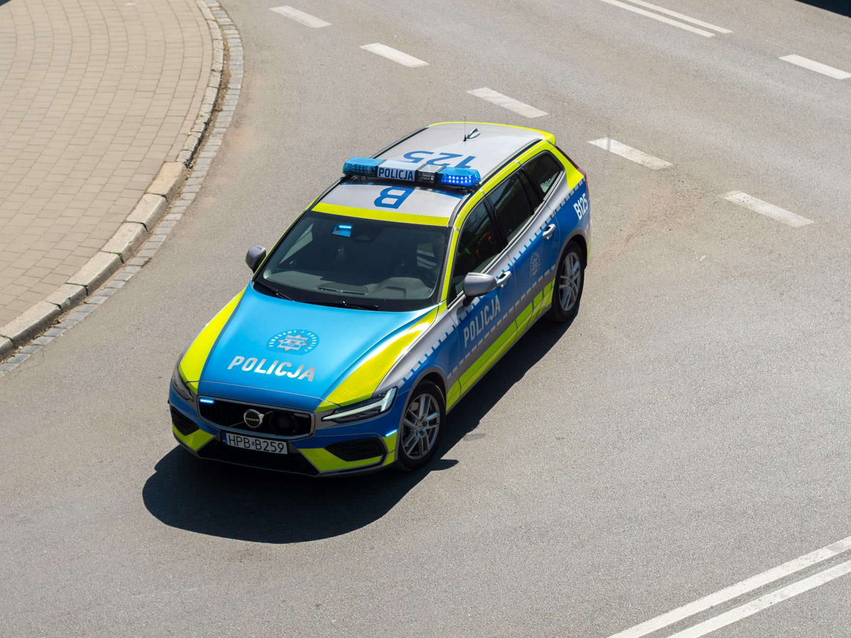 Uczniowie Liceum Mundurowego SPARTAKUS w Kwidzynie podczas spotkania z policjantami, symbolizujący zainteresowanie służbą w Policji.