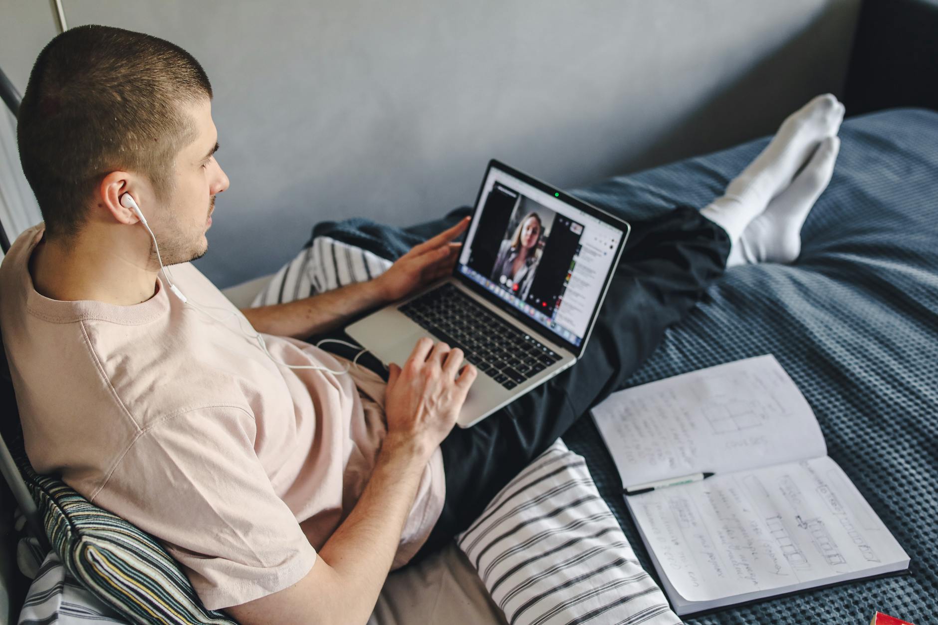 Ikona symbolizująca transmisję online mszy świętej w Kwidzynie i kalendarz z datą 10 maja 2026.